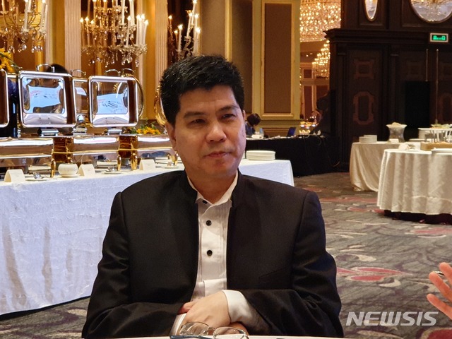 【충칭·광저우=뉴시스】지난 11일 오후 중국 광저우의 한 호텔에서 진행된 한중 우호 카라반 환영 리셉션 참석 계기에 간담회를 갖고 있는 운암 김성숙 선생 장손 피아니스트 두닝우.(사진=외교부 공동취재단 제공) 