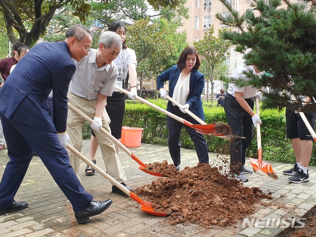 【충칭·광저우=뉴시스】13일 오전 후난성 창사시 푸룽구 호남(후난)농업대학에 위치한 유자명 기념관에서 한중 우의를 상징하는 나무를 함께 심는 장면. 왼쪽부터 김영근 우한 총영사. 류전휘 선생, 한중우호카라반 윤보영 단원, 서은지 단장, 저우쉐샤오(邹学校) 후난농업대 총장(사진=외교부 공동취재단 제공)
