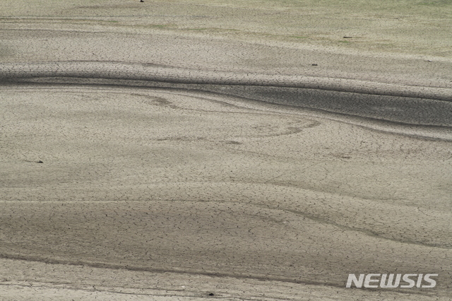 【인제=뉴시스】한윤식 기자 = 최근 강원 영서지역에 가뭄이 지속되는 가운데 지난 13일 오후 인제군 남면 소양호가 극심한 가뭄으로 바닥을 드러내고 있다. 이날 현재 소양강댐 수위는 172.52m, 저수율 48.4%로 올 들어 수위는 10.4m, 저수율 15.9% 감소했다.2019.07.14. ysh@newsis.com&nbsp; 