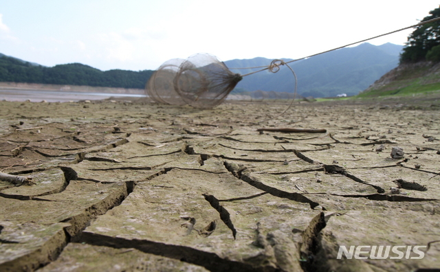 【인제=뉴시스】한윤식 기자 = 최근 강원 영서지역에 가뭄이 지속되는 가운데 지난 13일 오후 인제군 남면 소양호가 극심한 가뭄으로 바닥을 드러내고 있다. 이날 현재 소양강댐 수위는 172.52m, 저수율 48.4%로 올 들어 수위는 10.4m, 저수율 15.9% 감소했다.2019.07.14. ysh@newsis.com&nbsp; 