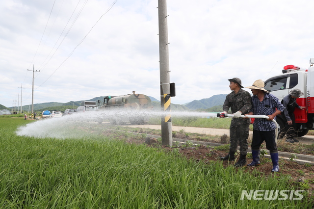 (사진은 최근 군 장병들이 철원지역에서 타들어 가는 논에 농업용수를 공급하고 있다)