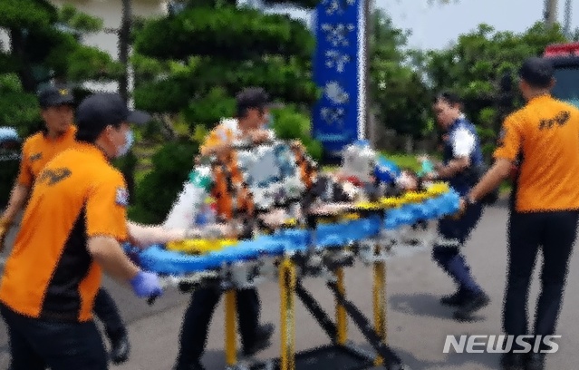 【제주=뉴시스】우장호 = 14일 제주 시내 한 펜션서 20~40대 남녀 4명이 극단적인 선택을 한 것으로 추정되는 사고가 발생해 3명이 숨지고 1명이 위독한 상태다. 사진은 출동한 119구조대가 부상자를 옮기는 모습. 2019.07.14. (사진=제주도소방안전본부 제공) woo1223@newsis.com