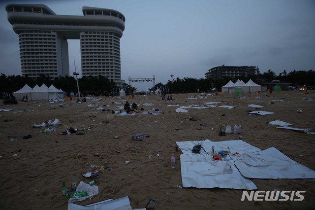 【강릉=뉴시스】김경목 기자 = 14일 새벽 강원 강릉시 경포해수욕장 백사장에는 피서객들이 밤새 술과 안주 등을 먹고 버린 병, 캔, 비닐봉지, 음식물, 폭죽 등 각종 쓰레기가 넘쳐나 눈살을 찌푸리게 하고 있다. 한 피서객은 "해운대도 이 정도는 아니다. 너무 더럽다"고 말했다.해마다 반복되는 해수욕장 쓰레기 문제는 해양생태계의 큰 위협이 되고 있다. 2019.07.14. photo31@newsis.com
