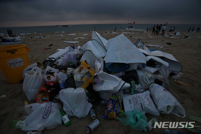 【강릉=뉴시스】김경목 기자 = 14일 새벽 강원 강릉시 경포해수욕장 백사장에는 피서객들이 밤새 술과 안주 등을 먹고 버린 병, 캔, 비닐봉지, 음식물, 폭죽 등 각종 쓰레기가 넘쳐나 눈살을 찌푸리게 하고 있다. 해마다 반복되는 해수욕장 쓰레기 문제는 해양생태계의 큰 위협이 되고 있다. 2019.07.14. photo31@newsis.com