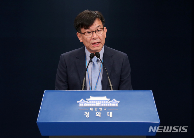 【서울=뉴시스】박진희 기자 = 김상조 정책실장이 14일 청와대 춘추관에서 최저임금 관련 브리핑을 하고 있다. 2019.07.14.&nbsp; pak7130@newsis.com