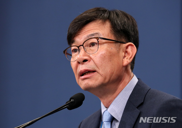 【서울=뉴시스】박진희 기자 = 김상조 정책실장이 14일 청와대 춘추관에서 최저임금 관련 브리핑을 하고 있다. 2019.07.14.&nbsp; pak7130@newsis.com