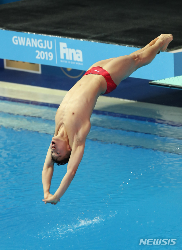 【광주=뉴시스】 고범준 기자 = 14일 오후 광주 광산구 남부대학교 시립국제수영장에서 열린 2019 광주세계수영선수권대회 남자 1m 스프링보드 결승경기, 중국의 왕쭝위안이 다이빙을 하고 있다. 2019.07.12. bjko@newsis.com