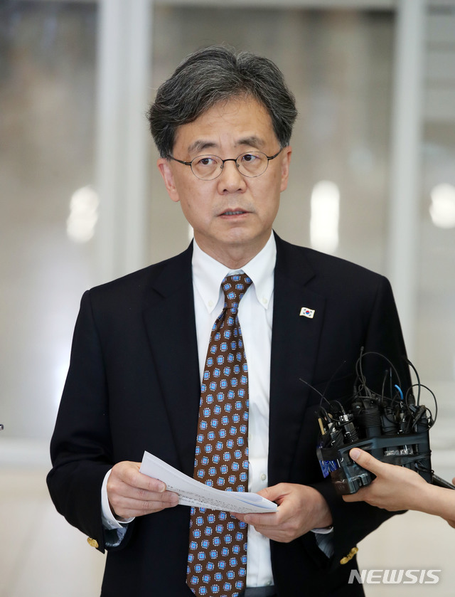 【인천공항=뉴시스】박미소 기자 = 김현종 청와대 국가안보실 2차장이 14일 오후 인천공항을 통해 입국하며 취재진의 질문에 답하고 있다. 김 차장은 이날 워싱턴DC 인근 덜레스 국제공항에서 특파원들을 만나 "미국 행정부, 의회, 싱크탱크 등 여론메이커들을 만나 일본의 일방적 조치가 부당하고, 이 부당한 조치가 한미일 안보 상황에 미치는 영향을 설명했다"고 밝혔다.2019.07.14. misocamera@newsis.com