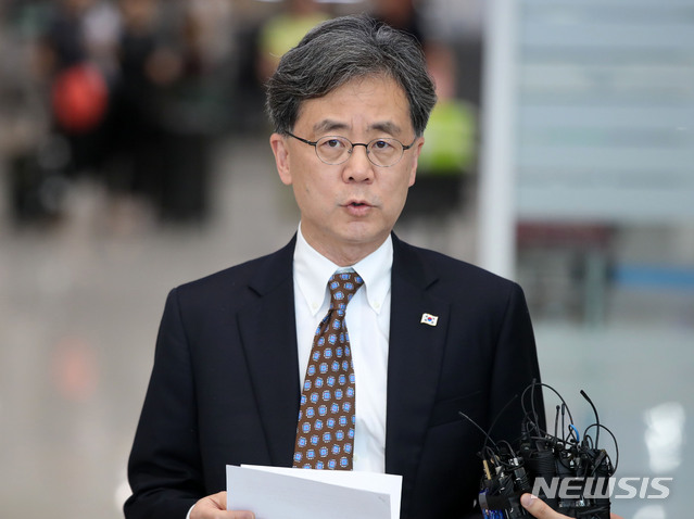 【인천공항=뉴시스】박미소 기자 = 김현종 청와대 국가안보실 2차장이 14일 오후 인천공항을 통해 입국하며 취재진의 질문에 답하고 있다.&nbsp; 김 차장은 이날 워싱턴DC 인근 덜레스 국제공항에서 특파원들을 만나 "미국 행정부, 의회, 싱크탱크 등 여론메이커들을 만나 일본의 일방적 조치가 부당하고, 이 부당한 조치가 한미일 안보 상황에 미치는 영향을 설명했다"고 밝혔다.2019.07.14.&nbsp; misocamera@newsis.com