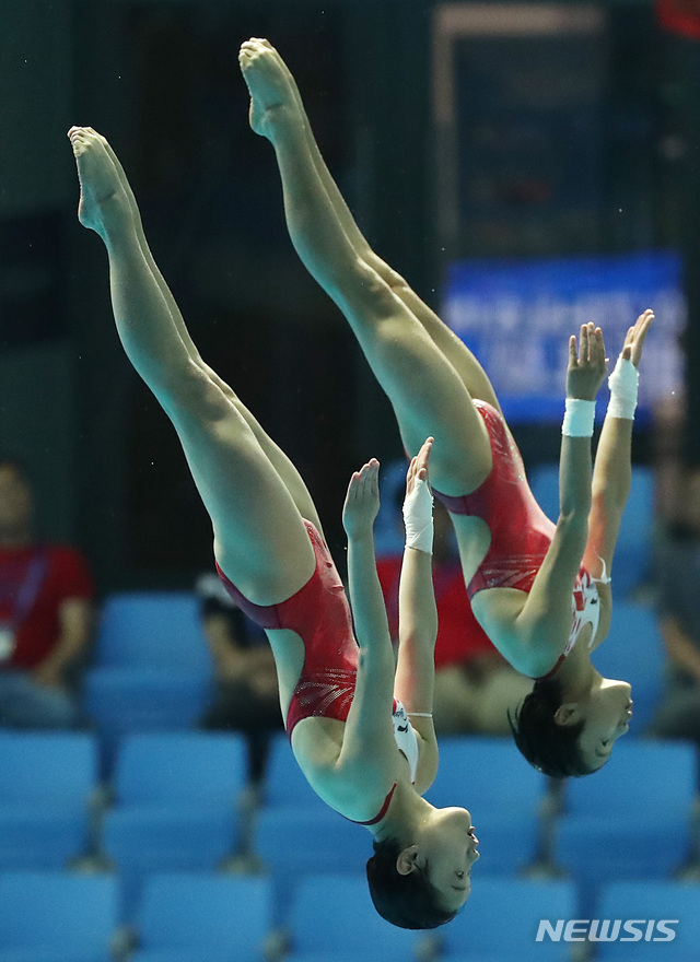 【광주=뉴시스】이영환 기자 = 14일 오후 광주 광산구 남부대학교 시립국제수영장에서 열린 2019 광주세계수영선수권대회 여자 10m 플랫폼 싱크로나이즈드 결승, 중국 루웨이-장자치가 다이빙 연기를 선보이고 있다. 2019.07.14. 20hwan@newsis.com