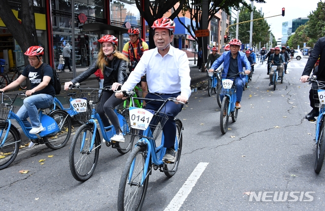 【보고타(콜롬비아)=뉴시스】중남미를 순방중인 박원순 서울시장(첫번째 가운데)은 14일 오전 10시30분(현지시간) 지구상에서 가장 큰 규모의 차 없는 거리로 운영되고 있는 콜롬비아 보고타의 '시클로비아(Ciclovia)' 현장에서 보고타 시민들과 함께 자전거를 타고 있다. 2019.07.14. (사진=서울시 제공)