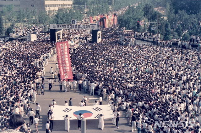 【서울=뉴시스】1987년 7월9일 서울 서대문구 연세대학교 정문에서 출발한 이한열 열사의 운구행렬. (사진 = 주립희 교수 촬영. 이한열기녑사업회 제공)