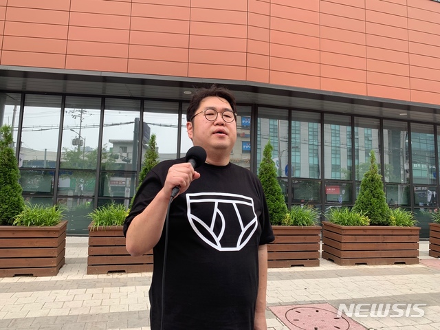 【서울=뉴시스】고가혜 기자 = 김용민(45)평화나무 이사장인 지난달 15일 광진경찰서 앞에서 한기총과 전광훈(66) 대표회장에 대한 입장을 밝히고 있다. 김 이사장은 이날 퍼포먼스 차원에서 앞면에는 속옷, 뒷면에는 '한기총 OUT'이라 적힌 티셔츠를 입고 경찰에 출석했다. 2019.07.15