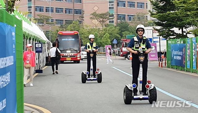 【광주=뉴시스】맹대환 기자 = 15일 오전 2019광주세계수영선수권대회 주경기장인 남부대 시립국제수영장에서 김형석(38·앞) 경사와 안병민(36) 경장이 전동휠 T3를 타고 순찰을 하고 있다. 2019.07.15mdhnews@newsis.com