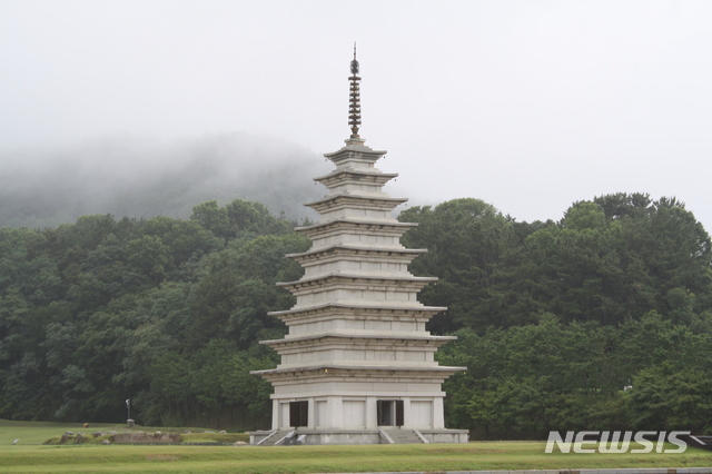 익산 미륵사지 동측 석탑