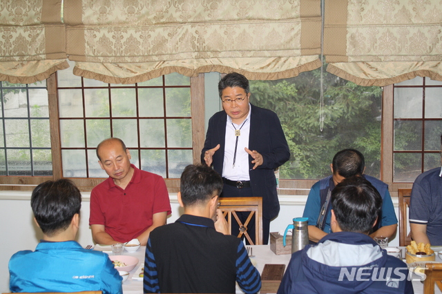 이동주 백제세계유산센터장(가운데)이 12일 전북 익산에서 백제 역사 유적 지구를 설명하고 있다. 