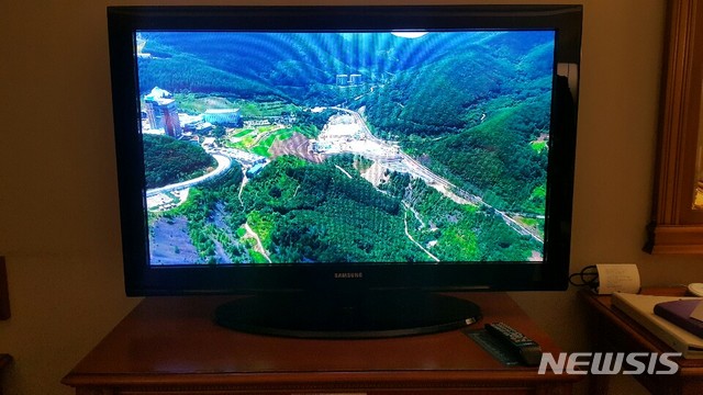 【정선=뉴시스】김태식 기자 = 강원 폐광지역 홍보영상이 노출되고 있는 강원랜드 호텔TV.2019.07.15. photo@newsis.com