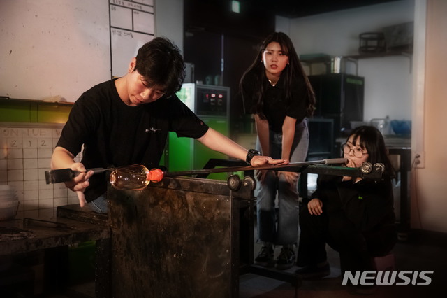 【천안=뉴시스】이종익 기자 = 충남 천안의 남서울대학교 유리 세라믹 디자인학과의 '반짝반짝 유리공예 공작소'. 2019.07.15. (사진=남서울대 제공) photo@newsis.com