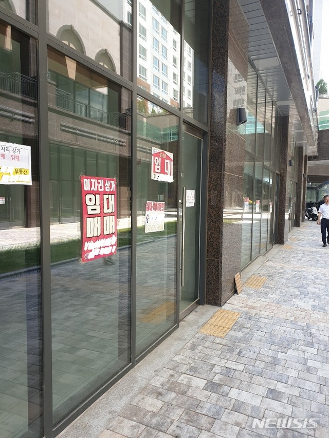 【시흥=뉴시스】 이승호 기자 = 15일 오전 '재팬 타운'이 들어서기로 했던 경기 시흥시 배곧신도시의 한 주상복합 건물 1~2층 상가가 공실 속에 한산하다.2019.07.15.jayoo2000@hanmail.net