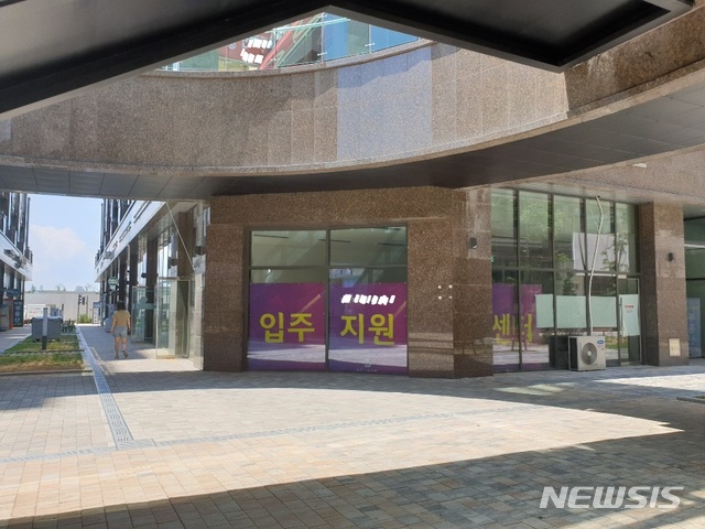 【시흥=뉴시스】 이승호 기자 = 15일 오전 '재팬 타운'이 들어서기로 했던 경기 시흥시 배곧신도시의 한 주상복합 건물 1~2층 상가가 공실 속에 한산하다.2019.07.15.jayoo2000@hanmail.net