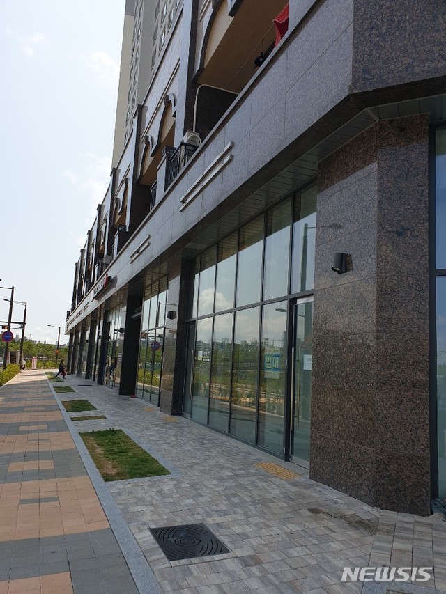 【시흥=뉴시스】 이승호 기자 = 15일 오전 '재팬 타운'이 들어서기로 했던 경기 시흥시 배곧신도시의 한 주상복합 건물 1~2층 상가가 공실 속에 한산하다.2019.07.15.jayoo2000@hanmail.net