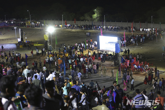 인도 남부 기지에서 우주선 발사가 중단 취소되자 사람들이 발길을 돌리고 있다 AP