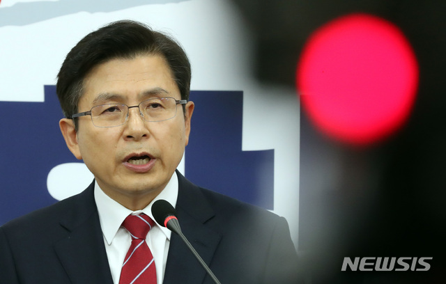 【서울=뉴시스】 박영태 기자 = 자유한국당 황교안 대표가 15일 오전 서울 여의도 국회에서 일본의 경제제재와 관련한 기자회견을 하고 있다. 2019.07.15.since1999@newsis.com