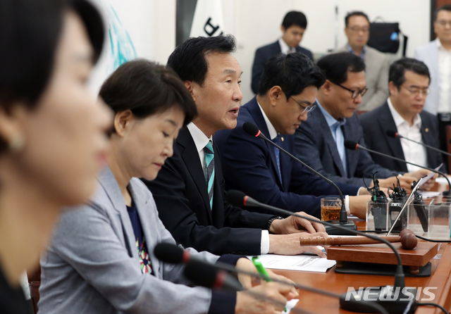 【서울=뉴시스】고승민 기자 = 바른미래당 손학규 대표가 15일 서울 여의도 국회에서 열린 당 최고위원회의에서 모두발언하고 있다. 2019.07.15.&nbsp; kkssmm99@newsis.com