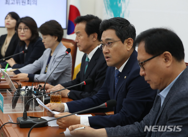 【서울=뉴시스】고승민 기자 = 15일 서울 여의도 국회에서 열린 바른미래당 최고위원회의에서 오신환 원내대표가 발언하고 있다. 2019.07.15. kkssmm99@newsis.com