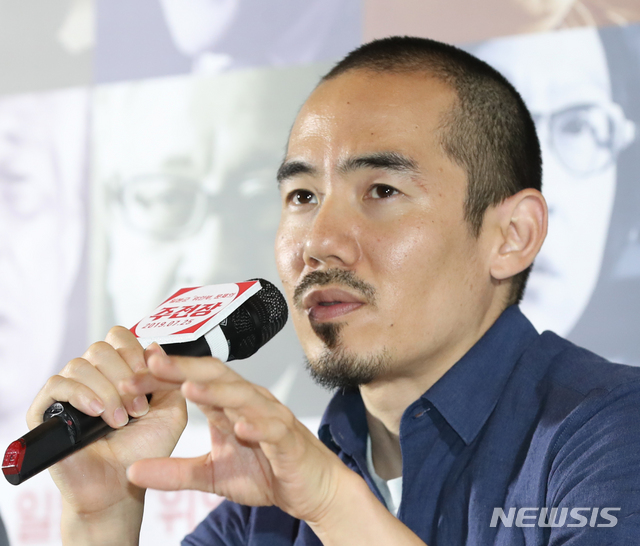 【서울=뉴시스】조수정 기자 = 일본군 '성노예' 문제를 주제로 한 다큐멘터리 영화 '주전장(Shusenjo: The Main Battleground Of The Comfort Women Issue)' 감독인 일본계 미국인 유튜버 미키 데자키가 15일 오후 서울 삼성동 메가박스 코엑스에서 열린 내한 시사회에서 질문에 답하고 있다. 영화 '주전장'은 일본군 성노예(위안부) 문제에 대한 아베 정권과 극우세력의 주장을 논리적으로 추적한다. 일본군 성노예 이슈를 덮기 위해 교과서 검열, 언론 통제, 미국을 향한 선전 활동 등 모든 수단과 방법을 가리지 않고 역사를 왜곡하고 있는 일본 극우세력의 행보를 추적, 그 속에 감춰진 의도까지 밝혀낸다. 미키 데자키 감독은 이 영화를 위해 한국, 미국, 일본 3개국을 넘나들며 3년에 걸쳐 추적했다. 오는 7월 25일 개봉한다. 2019.07.15. chocrystal@newsis.com