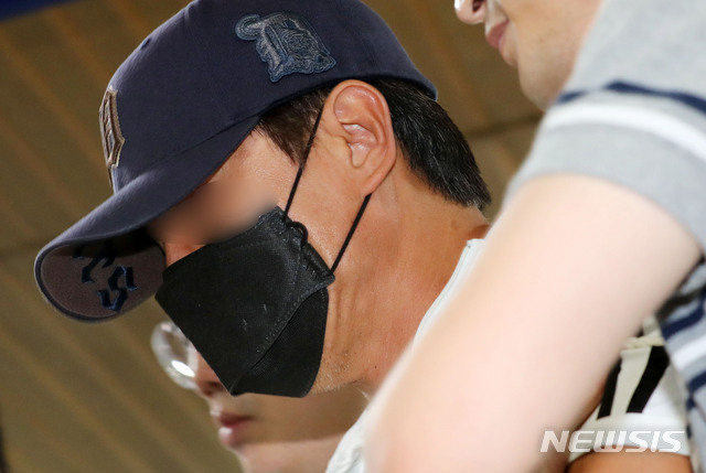 【서울=뉴시스】홍효식 기자 = 혼자 사는 여성의 집에 침입해 강간을 시도한 혐의를 받는 40대 A씨가 구속 전 피의자 심문(영장실질심사)를 받기 위해 15일 서울 서초구 서울중앙지방법원으로 출석하고 있다. A씨는 지난 11일 오전 1시 20분께 관악구 신림동의 한 원룸에 화장실 창문을 통해 침입한 뒤, 이 집에 혼자 사는 여성을 강간하려 한 혐의를 받는다. 2019.07.15. yesphoto@newsis.com