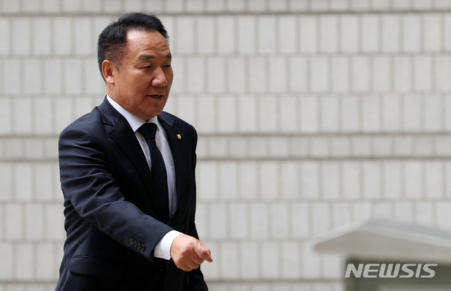 [서울=뉴시스]홍효식 기자 = '강원랜드 채용비리' 혐의로 재판에 넘겨진 염동열 전 의원이 지난 2019년 7월15일 오후 서울 서초구 서울중앙지방법원에서 열리는 9차 공판에 출석하기 위해 법정으로 향하고 있다. 2019.07.15. yesphoto@newsis.com