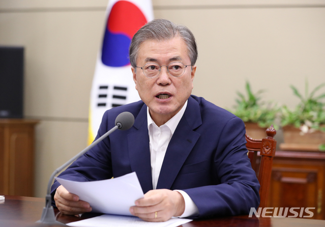 【서울=뉴시스】박진희 기자 = 문재인 대통령이 15일 청와대 여민관에서 수석 비서관·보좌관 회의를 주재하고 있다. 2019.07.15.&nbsp; pak7130@newsis.com