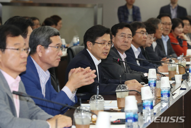 【서울=뉴시스】고승민 기자 = 15일 서울 여의도 중소기업중앙회에서 열린 '경제활력 회복을 위한 황교안 자유한국당 대표와 중소기업인 간담회'에서 황교안 대표가 인사말을 하고 있다. 2019.07.15.kkssmm99@newsis.com