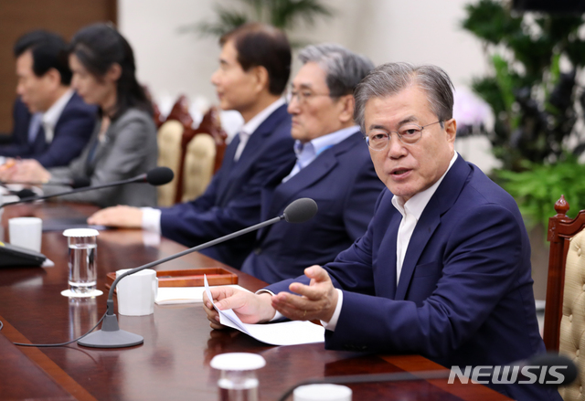 【서울=뉴시스】박진희 기자 = 문재인 대통령이 15일 청와대 여민관에서 수석 비서관·보좌관 회의를 주재하고 있다. 2019.07.15.&nbsp; pak7130@newsis.com