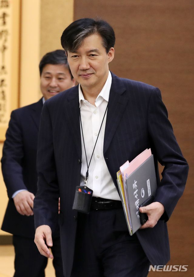 【서울=뉴시스】박진희 기자 = 조국(오른쪽) 민정수석이 15일 청와대 여민관에서 수석 비서관·보좌관 회의에 참석하고 있다. 2019.07.15. pak7130@newsis.com