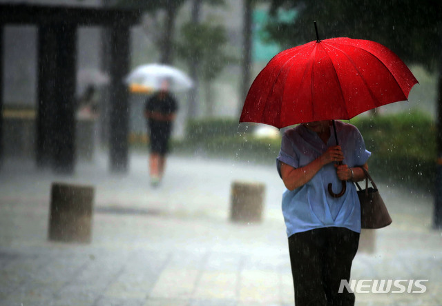 폭염경보 속 소나기 계속…내일도 서울 낮 36도