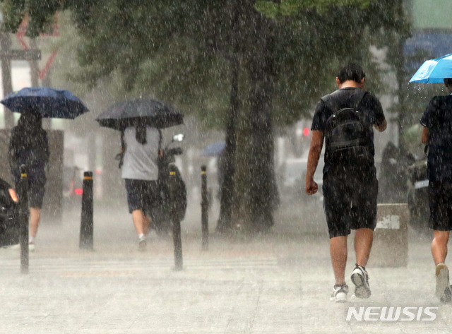 【서울=뉴시스】박미소 기자 = 소나기가 내리는 15일 오후 서울 강남구 학동역 인근 거리에서 시민들이 우산을 쓰고 걷고 있다. 2019.07.15. misocamera@newsis.com