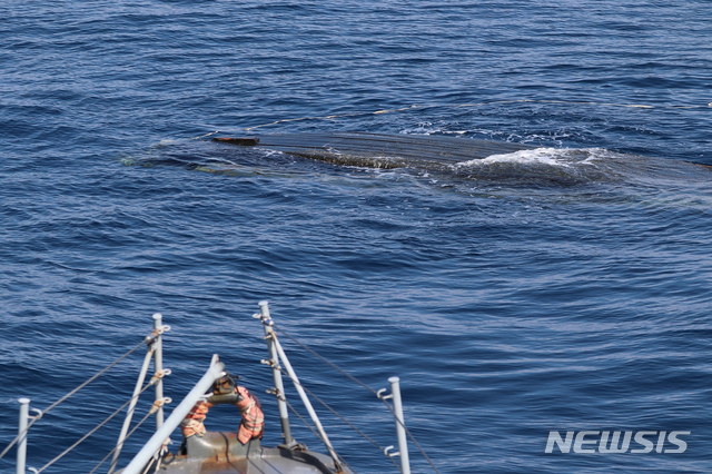 【서울=뉴시스】합동참모본부는 15일 "지난 13일 토요일 하루에만 3척의 북한 무인 목선이 동해상으로 떠내려 와 군이 관계기관과 협조해 관련 절차에 따라 조치했다"고 밝혔다. 사진은 지난 13일 오후 1시27분께 해군 P-3 해상초계기가 울릉도 북방에서 초계하다 울릉도 북방 64㎞, NLL 남방 55㎞ 지점에서 뒤집힌 채 떠 있는 배를 발견된 모습. 군은 초계함을 현장으로 보내 확인한 결과 무인 목선으로, 대공혐의점이 없어 파괴 조치했다. 2019.07.15. (사진=합참 제공) photo@newsis.com