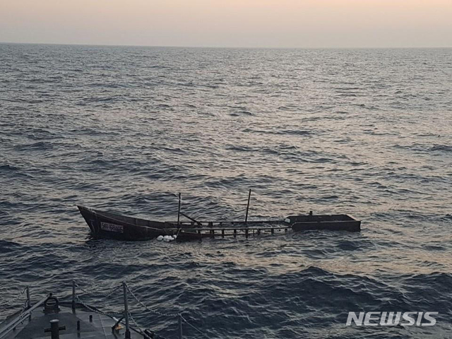 【서울=뉴시스】합동참모본부는 지난 15일 "13일 토요일 하루에만 3척의 북한 무인 목선이 동해상으로 떠내려 와 군이 관계기관과 협조해 관련 절차에 따라 조치했다"고 밝혔다. 사진은 지난 13일 오전 1시18분께 동해 북방한계선(NLL) 북방 1㎞, 동해 연안 8.7㎞ 해상에서 발견된 무인 목선. 2019.07.15. (사진=합참 제공) photo@newsis.com