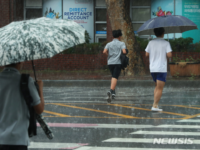 연휴 첫날 전국 곳곳 비…전북·경남 20~60㎜