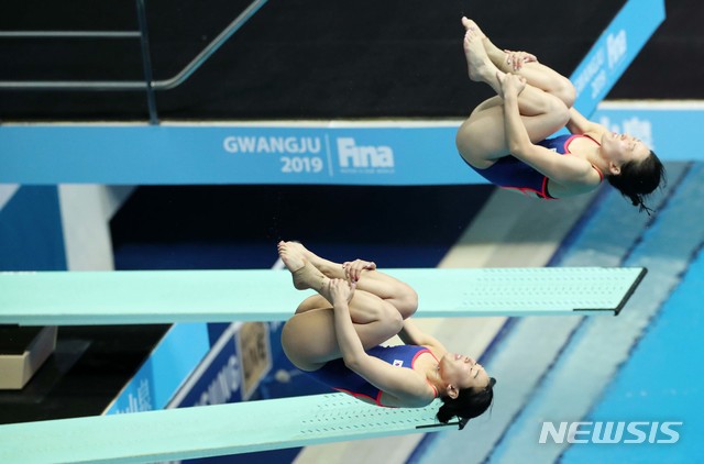 【광주=뉴시스】15일 광주 광산구 남부대 시립국제수영장에서 열린 2019 광주세계수영선수권대회 다이빙 여자 3m 싱크로나이즈드 스프링보드 결승에서 대한민국의 조은비, 김수지가 연기하고 있다. 2019.07.15. (사진=2019광주세계수영선수권대회조직위원회 제공) photo@newsis.com