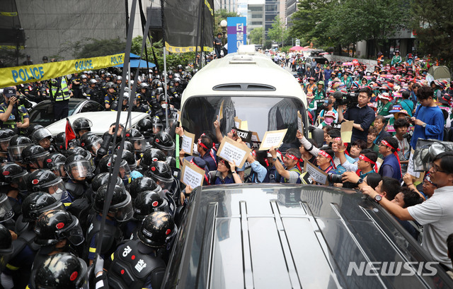 【서울=뉴시스】김진아 기자 = 15일 오후 서울 여의도 더불어민주당사 앞에서 '노동개악 저지·노동기본권 쟁취·비정규직 철폐·재벌개혁·노동탄압 분쇄·최저임금 1만 원 폐기규탄 민주노총 결의대회'를 마친 김명환 민주노총 위원장과 참가자들이 더불어민주당 당대표 면담 요구하고 있다. 2019.07.15. bluesoda@newsis.com