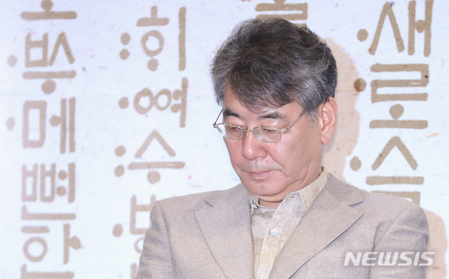 [서울=뉴시스] 조수정 기자 = 조철현 감독이 15일 오후 서울 삼성동 메가박스 코엑스에서 열린 영화 '나랏말싸미' 언론시사회에서 질문에 답하던 중 생각에 잠겨 있다. 이날 '나랏말싸미' 언론시사회는 故 전미선 배우를 추모하기 위해 일정을 최소화해 진행됐다. 개봉은 오는 24일이다. 2019.07.15. chocrystal@newsis.com