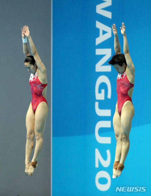 【광주=뉴시스】 고범준 기자 = 15일 오후 광주 광산구 남부대학교 시립국제수영장에서 열린 2019 광주세계수영선수권대회 여자 3m 싱크로나이즈드 스프링보드 결승 경기, 중국의 왕한-스팅마오가 다이빙을 하고 있다. 2019.07.15. bjko@newsis.com