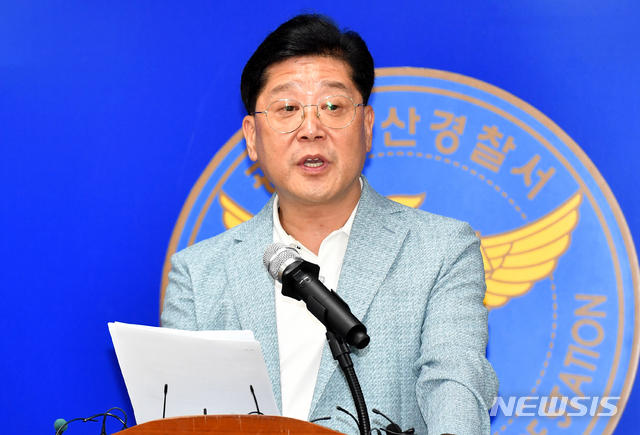 【광주=뉴시스】신대희 기자 = 광주 광산경찰서 김신웅 여성청소년과장이 15일 광산경찰서 어등홀에서 세계수영선수권대회 일본인 불법 촬영 사건 관련 브리핑을 열고 있다. 일본인 관객 A(37)씨는 지난 14일 오전 11시부터 11시45분 사이 광주 광산구 남부대학교 수구 연습경기장 2층 난간에서 디지털 카메라로 체조 등 준비 운동을 하던 불특정 다수의 뉴질랜드 여자 선수들의 신체 일부를 동영상으로 촬영한 혐의를 받는다. 2019.07.15.&nbsp; sdhdream@newsis.com