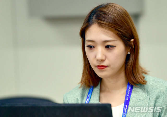 【광주=뉴시스】류형근 기자 = 2019광주FINA세계수영선수권대회 통역요원으로 참여한 YTN 차해리 앵커가 15일 오후 광주 광산구 광주세계수영대회 기자회견장에서 다이빙 메달 선수들의 기자회견 준비를 하고 있다. 2019.07.15. hgryu77@newsis.com