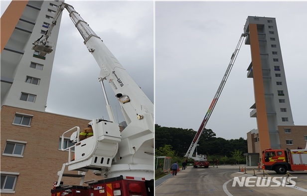 【세종=뉴시스】 소방사다리차 운용사 자격 실기시험 종목 중 굴절사다리차와 고가사다리차의 조작 능력을 평가하는 모습. 2019.07.16. (사진= 소방청 제공)