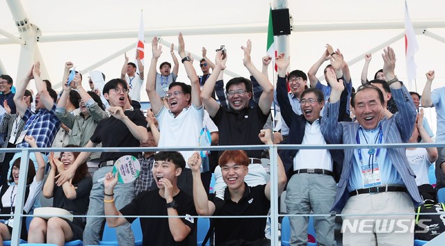 【광주=뉴시스】 송창헌 기자 = 사상 첫 한국 여자수구 대표팀이 16일 수구강국 러시아와의 대결에서 역사적인 첫골을 넣자 단체응원을 나온 광주지역 학생들과 교육청 직원들이 일제히 환호하고 있다. 2019.07.16 (사진=광주교육청 제공)photo@newsis.com