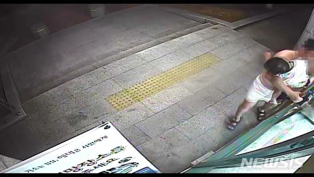 【대구=뉴시스】이은혜 기자 = 지난 13일 오후 한 시민이 "아기가 숨을 쉬지 않는다"며 16개월 된 자신의 아들을 안고 대구 두류3동파출소를 찾아 경찰의 도움을 받았다. 2019.07.16. (사진=대구 성서경찰서 제공) photo@newsis.com